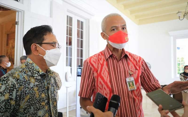 Gubernur-Ganjar-Pranowo-di-temui-usai--Koordinasi-Daerah-dan-Pleno-TPKAD-Se-Jawa-Tengah-di-kantor-Otoritas-Jasa-Keuangan-Regional-3-Jateng-DIY,-di-Kota-Semarang