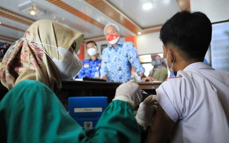 Gubernur-Jawa-Tengah,-Ganjar-Pranowo-saat-meninjau-vaksinasi-booster-di-SMKN-2-Purwokerto