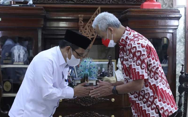 Gubernur Jawa Tengah Ganjar Pranowo usai bertemu perwakilan Kemenag RI, dalam rangka penyampaian kegiatan Pekan Olahraga dan Seni Antar Pondok Pesantren Nasional (Pospenas) ke 9, di rumah dinasnya, Senin (11/7).