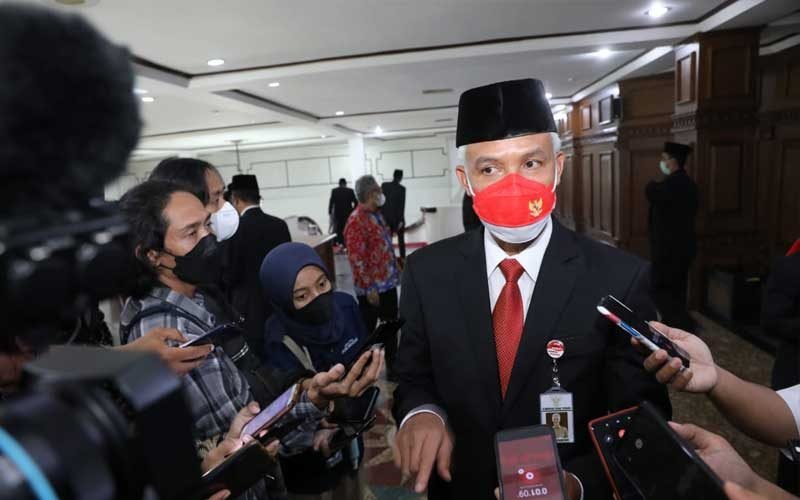 Gubernur-Jawa-Tengah,-Ganjar-Pranowo-usai-menghadiri-Pelantikan-Pelaksanaan-Jabatan-di-Gedung-Grahadhika