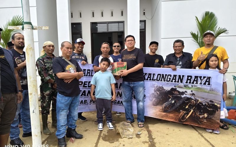 Komunitas "Harley Owner Pekalongan Raya" menyerahkan bantuan kepada masyarakat korban bencana banjir dan tanah longsor di Kedungpatangewu (dok. Istimewa)