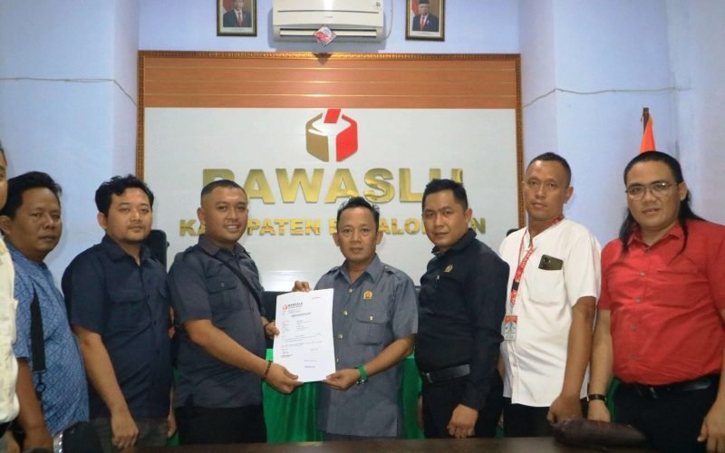 Koordinator tim kuasa hukum dari paslon 2, Imam Maliki (nomor empat dari kanan) saat serah terima tanda bukti pelaporan di kantor Bawaslu Kabupaten Pekalongan (04/11/2024 - dok. Bagus Rasika FM)