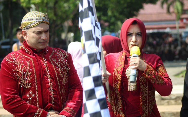 KARNAVAL - Bupati Fadia saat melepas karnaval mobil hias menyemarakkan Hari Jadi Kab. Pekalongan ke 402 (dok. Bagus Rasika FM)