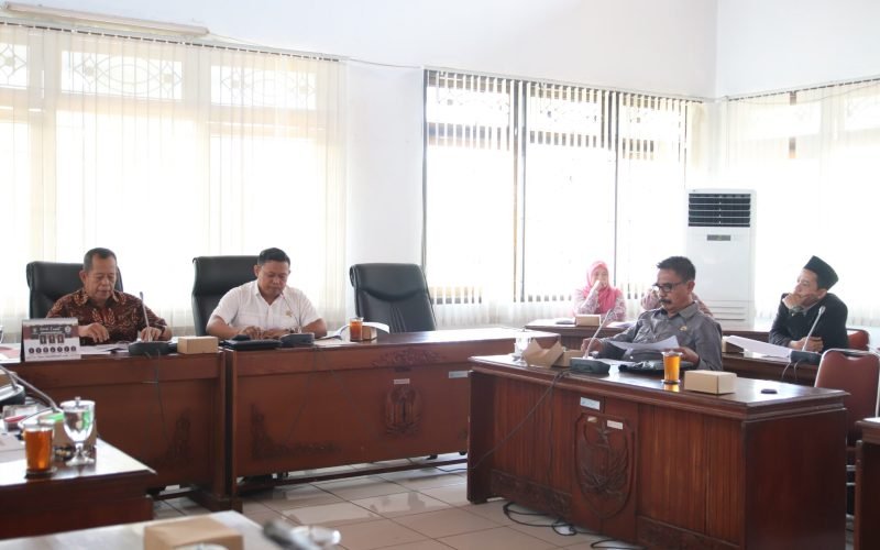 RAPAT GABUNGAN - DPRD Kabupaten Pekalongan saat rapat gabungan dengan mengundang KPU dan Bawaslu (25/09/2024 - dok. Humas Setwan)