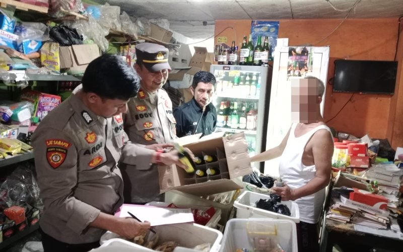 MIRAS - Toko, kafe karoke dan warung penjual miras di datangi petugas dari Polres Pekalongan (dok. Humas)