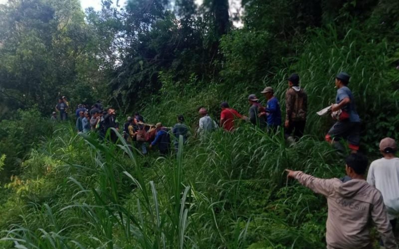 EVAKUASI - Warga bersama petugas saat melakukan evakuasi korban yang tewas usai ditemukan di sungai (dok. Humas)