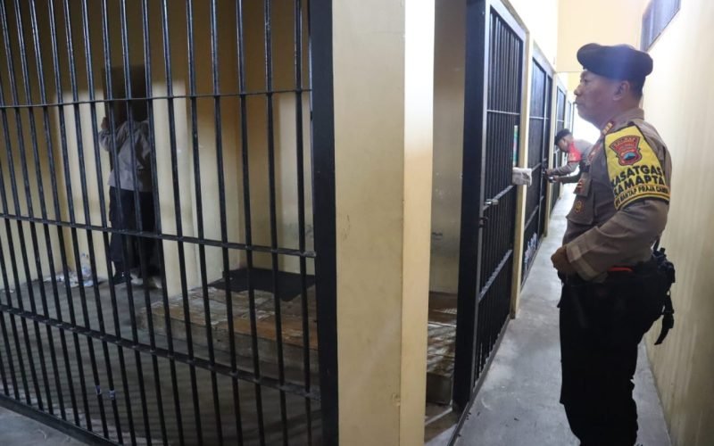 CEK - Petugas dari Polres Pekalongan melakukan pengcekan ruang tahanan memastikan sikon aman (dok. Humas)