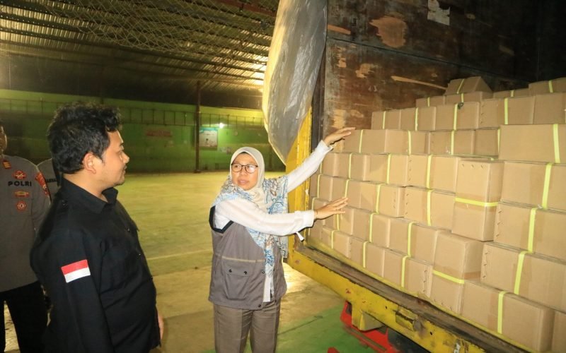 SURAT SUARA - Ketua KPU Kabupaten Pekalongan, Laelatul Izah dan Bawaslu mengecek surat suara Pilbup Pekalongan saat tiba di gudang logistik (31/10/2024 - dok. Bagus - Rasika Pekalongan)