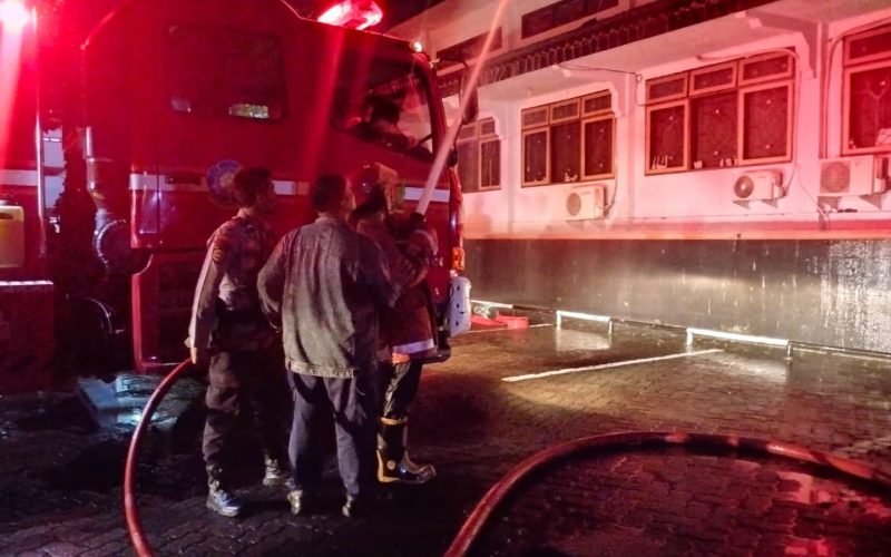 Petugas gabungan dari Damkar dan Kepolisian berjibaku memadamkan api yang membakar gedung DPRD Kabupaten Pekalongan (dok. Istimewa)