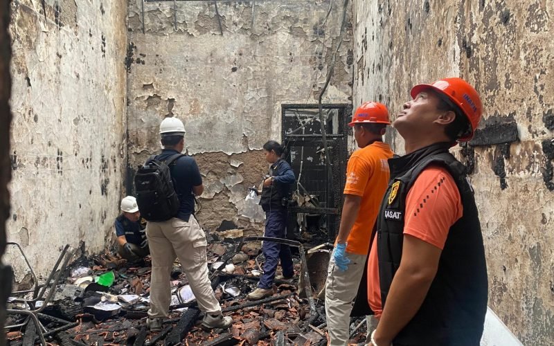 OLAH TKP - Tim labfor Polda Jateng melakukan olah TKP guna mengetahui penyebab kebakaran (dok. Humas Polres)