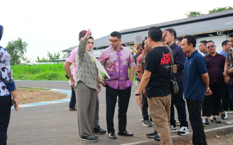 Bupati Pekalongan Fadia Arafiq dan anggota Komisi X DPR RI, Ashraff Abu saat peninjauan pembangunan tahap pertama arena balap motor (dok. Istimewa)