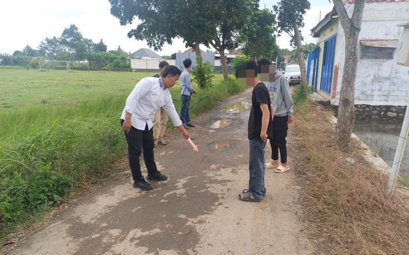 TKP - Polisi melakukan olah tempat kejadian perkara atas laporan adanya aksi begal di Bojong (dok. Humas)