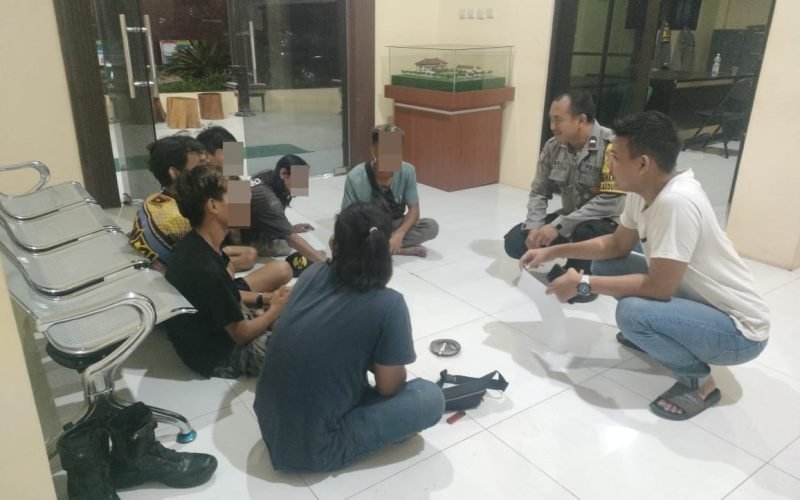 PUNK - Enam anak punk yang biasa mangkal di TL Podo Kedungwuni diberi pembinaan polisi (dok. Humas)