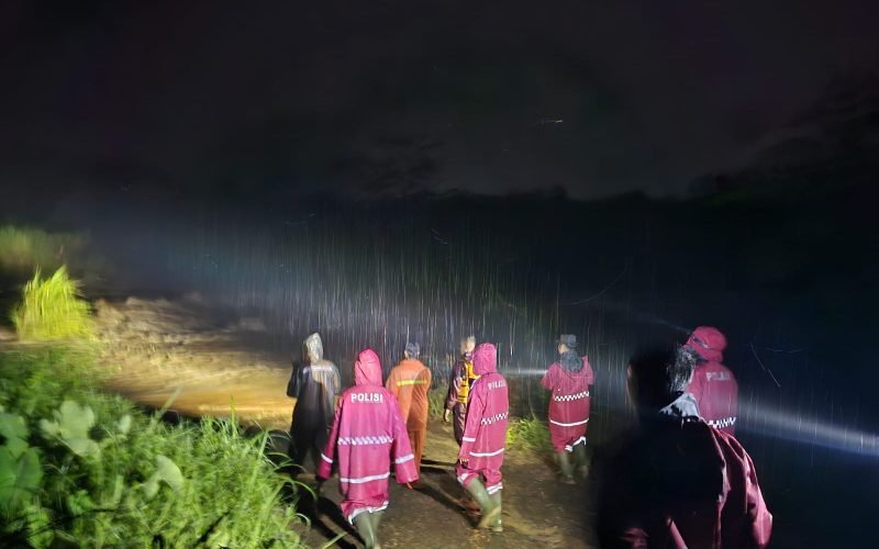 HANYUT - Petugas gabungan turun tangan mencari tiga orang pemancing yang diduga hanyut di sungai Langkap Kedungwuni (dok. Humas)
