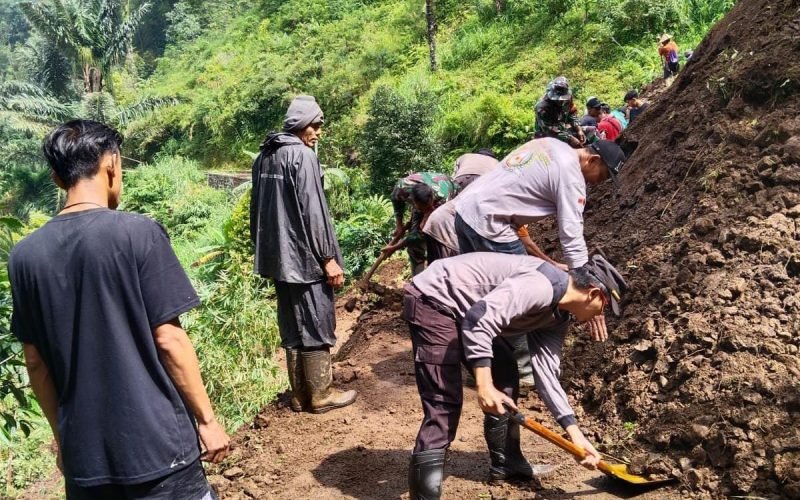 GERAK CEPAT - Petugas gabungan dari TNI, Polri dan unsur Kecamatan Lebakbarang serta warga bahu-membahu dalam penanganan tebing longsor (dok. Humas)