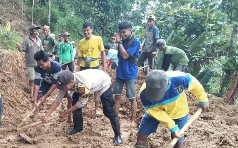 LONGSOR - Tim gabungan dari TNI-Polri dan warga membersihkan sisa material longsor (dok. Humas)
