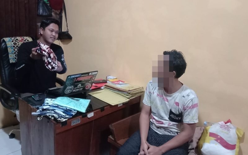 Terduga pelaku penipuan saat menjalani pemeriksaan (dok. Humas)