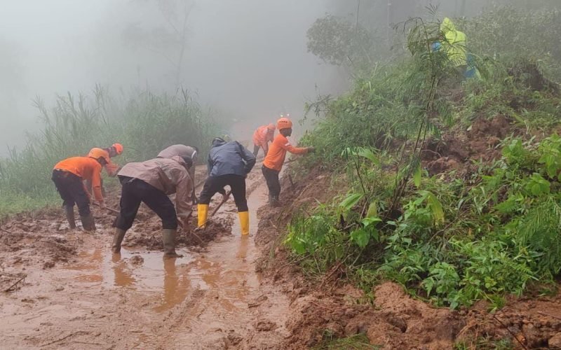 EVAKUASI - Petugas gabungan berjibaku membersihkan sisa material longsor dan mencari korban yang belum ditemukan walaupun dalam kondisi cuaca berkabut (dok. Istimewa)