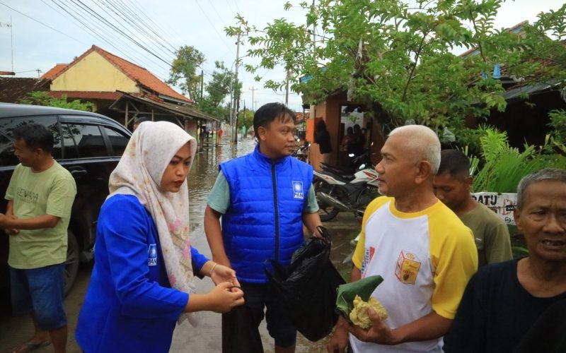 Wakil Ketua DPRD, Ahmad Ridhowi dan anggota DPRD Kabupaten Pekalongan, Umi Farida membagikan logistik dan makanan siap santap kepada korban banjir di Wonokerto dan Wiradesa (22/01/2025 - Dok. Bagus Rasika FM)