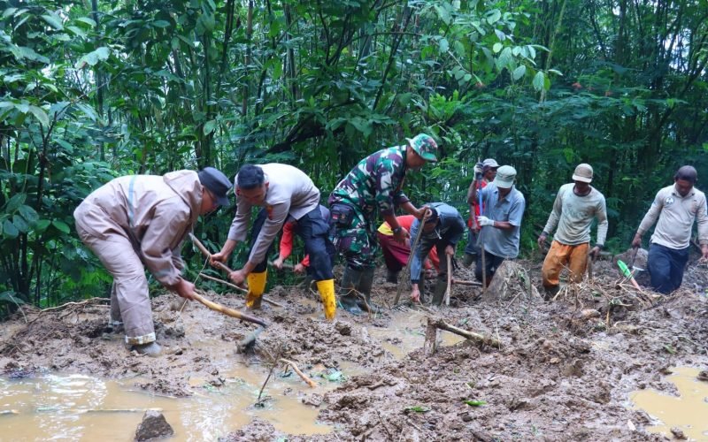 Tim gabungan dari TNI, Polri dan sejumlah warga mulai membuka jalur dan membersihkan sisa material longsor (dok. Humas)