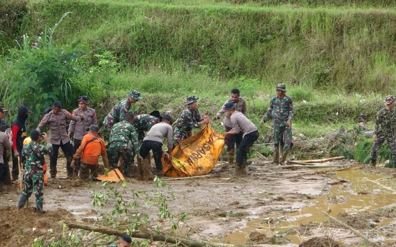 TNI dari Kodim 0710 Pekalongan ikut bergerak dalam pencarian korban tanah longsor di Petungkriyono (dok. Pendim 0710 Pekalongan)