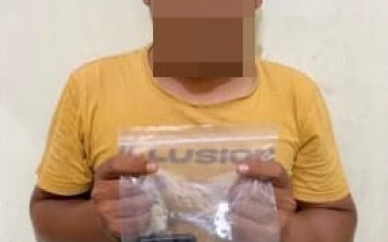 Terduga pelaku penyalahgunaan narkoba yang diamankan polisi bersama barang bukti (dok. Humas)