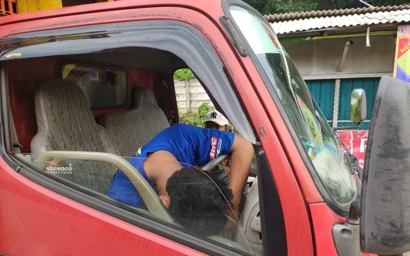 Patroli polisi membawa seorang supir truk yang tidur dengan posisi tak wajar ke rumah sakit (dok. Humas)