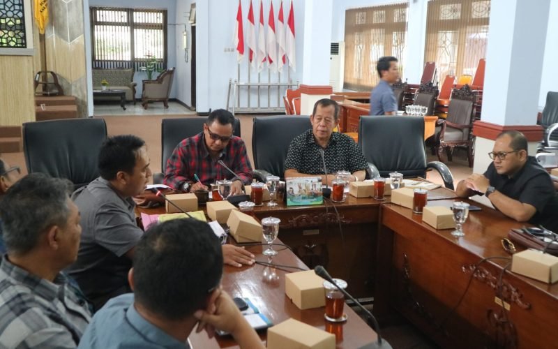 Ketua DPRD Kabupaten Pekalongan, Abdul Munir saat memimpin rapat koordinasi dengan eksekutif membahas percepatan pemulihan pasca bencana (dok. Bagus - Rasika FM)