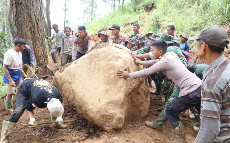BUKA JALUR - Usai pencarian korban dihentikan, TNI-Polri dan Warga fokus pada pembersihan sisa material longsor dan membuka akses jalan (dok. Humas)