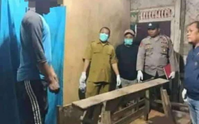 Petugas dan tenaga kesehatan saat akan mengecek korban bunuh diri (dok. WAG)
