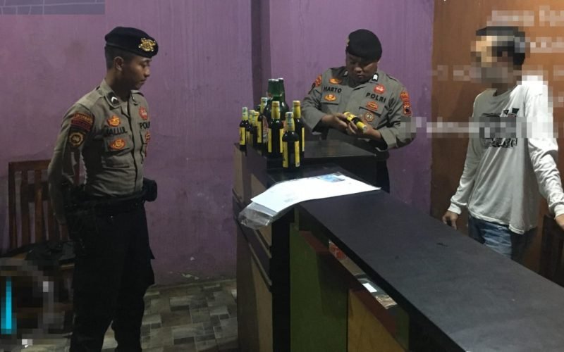 Polisi mengamankan puluhan botol miras di sejumlah cafe di wilayah hukum Polres Pekalongan (dok. Humas)