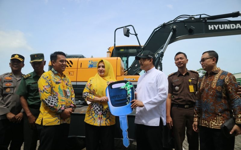 Menteri Sosial RI, Saifullah Yusuf saat menyerahkan bantuan eksavator kepada Pemkab. Pekalongan di Student Center UIN Gus Dur (dok. Bagus Rasika FM)