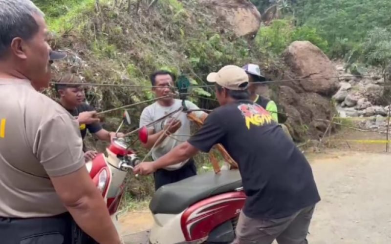 GERAK CEPAT - Kapolsek Petungkriyono, Eko Widiyanto saat mengecek sekaligus memberikan pembinaan kepada petugas penyebrangan di jembatan darurat Tembelan Petungkriyono (dok. Humas)