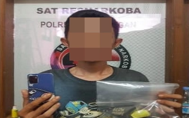 Pelaku penyalah gunaan narkoba beserta barang bukti yang diamankan polisi (dok. Humas)