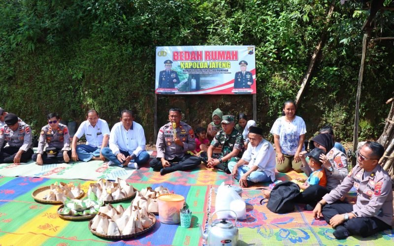 SELAMATAN - Selamatan dimulainya program bedah rumah ke 3 dari Polda Jateng di Lebakbarang Kab. Pekalongan (dok. Istimewa)