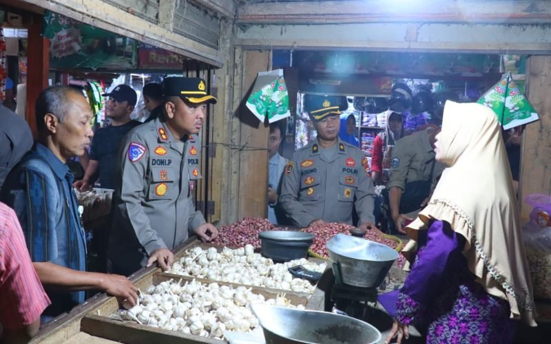 SIDAK - Kapolres Pekalongan, AKBP Doni Prakoso saat inspeksi mendadak (sidak) harga dan persediaan sembako di pasar induk Kajen (dok. Humas)
