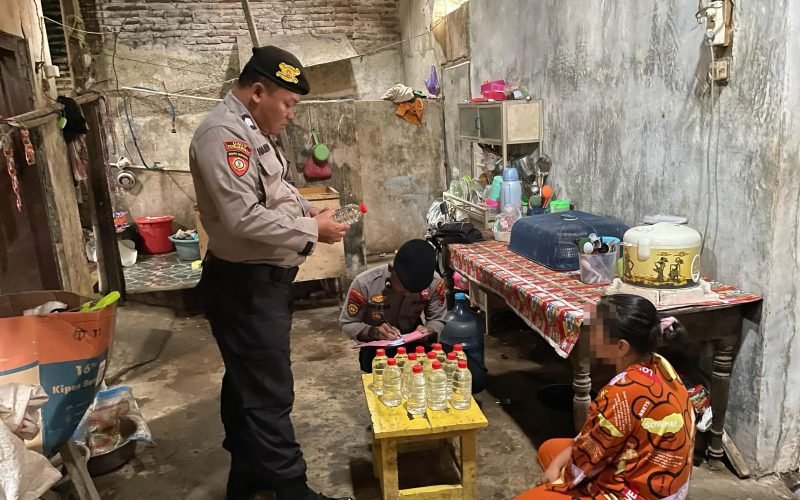 Petugas dari Polres Pekalongan sedang mendata barang sitaan berupa ciu dari sebuah warung (dok. Humas)
