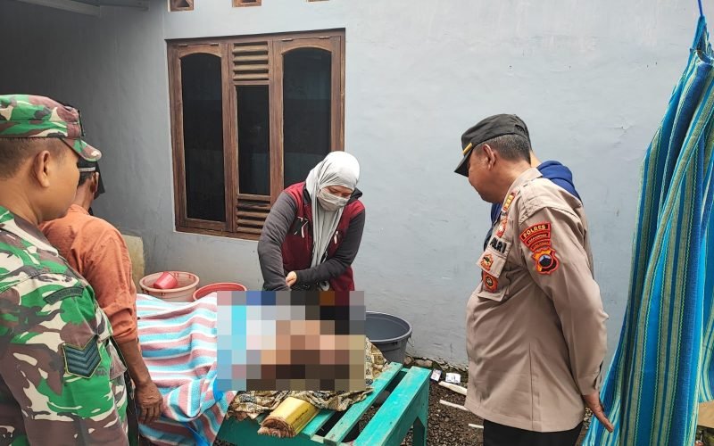 Petugas saat melakukan pengecekan dan otopsi korban (dok. Humas)