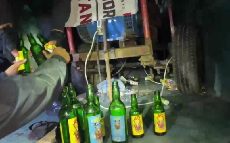 MIRAS - Puluhan botol miras yang diamankan polisi saat razia dimalam takbiran (dok. Humas)