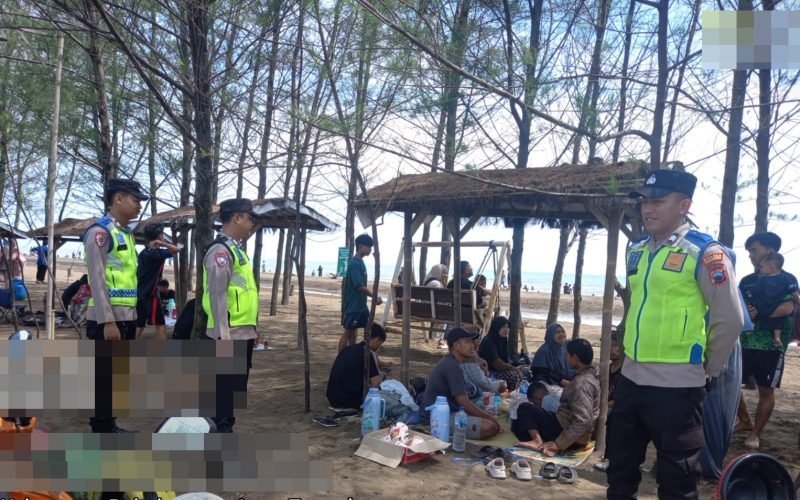 LIBUR LEBARAN - Petugas dari Polres Pekalongan selama musim libur lebaran 2025 meningkatkan patroli di obyek wisata (dok. Humas)