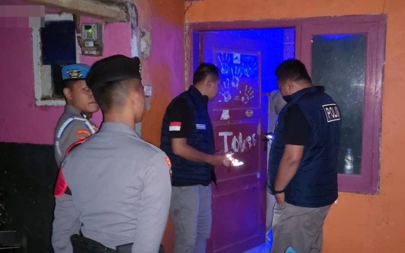 KOST MESUM - Petugas saat mendata penghuni kost yang diduga dijadikan mesum (dok. Humas)