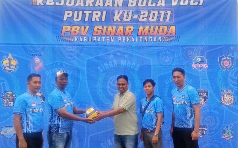 SINAR MUDA - Wakil Ketua DPRD, Ahmad Ridhowi (ketiga dari kanan) usai membuka kejuaraan voli putri KU2011 (dok. Istimewa)