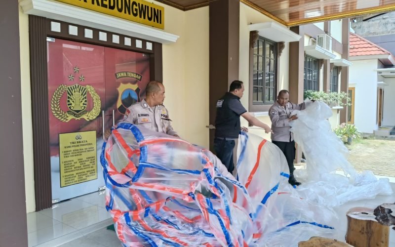 TRADISI SYAWALAN - Balon udara yang berhasil diamankan oleh petugas di Polsek Kedungwuni (dok. Humas)