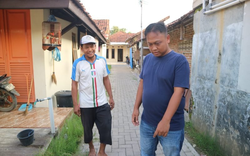 Ahmad Ridhowi saat meninjau hasil pembangunan pavingisasi Tahun Anggaran 2024 di Kelurahan Pekuncen Wiradesa (dok. Bagus Rasika FM)