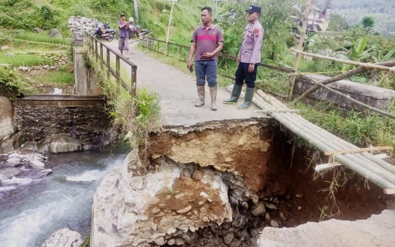 Kondisi jembatan yang mengalami longsor akibat terjangan debit air sungai yang besar disertai material (dok. Humas)