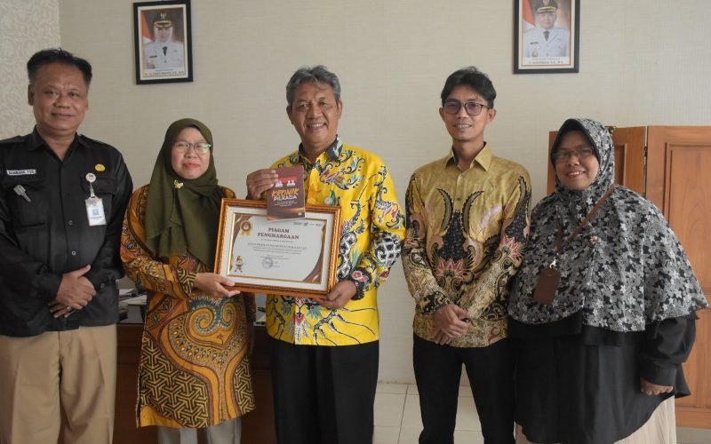 Ketua KPU Kabupaten Pekalongan, Laelatul Izah saat menyerahkan penghargaan kepada Kepala Dinas Kesehatan Kabupaten Pekalongan (dok. KPU Kab. Pelalongan)
