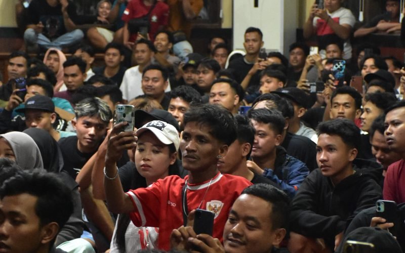 Warga antusias mendatangi aula Setda Kab. Pekalongan untuk nonton bareng pertandingan Indonesia vs Tiongkok (dok. Istimewa)