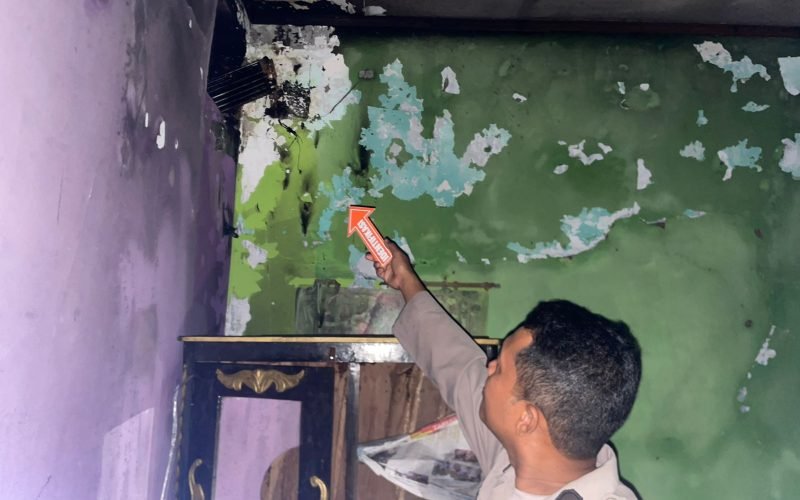 Polisi melakukan olah TKP di lokasi kebakaran (dok. Humas)