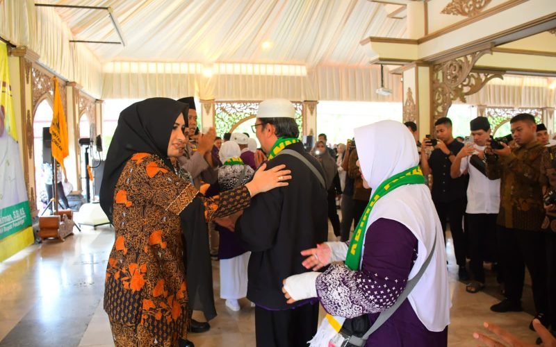 Bupati Fadia saat menyambut kedatangan jamaah haji Kabupaten Pekalongan di pendopo Bupati Pekalongan di Kajen (dok. Istimewa)