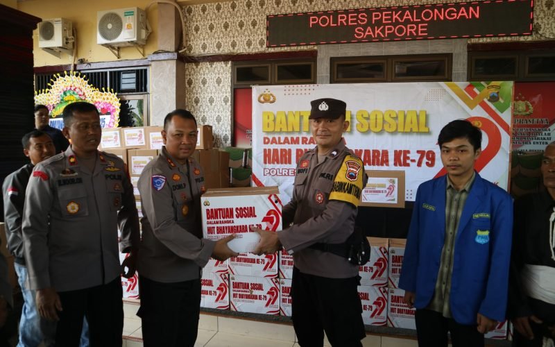 Kapolres Pekalongan, AKBP Doni Prakoso saat menyerahkan bansos secara simbolis kepada petugas yang akan menyalurkan bansos ke lokasi (dok. Bagus Rasika FM)